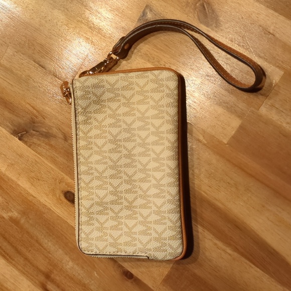 Michael Kors cream & tan double zip wristlet - Picture 2 of 11